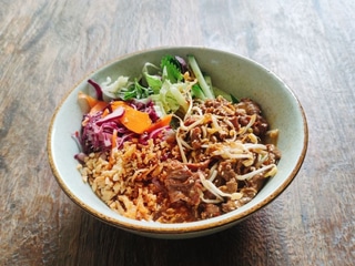 BÚN BOWL - PEPŘOVÉ HOVĚZÍ + NÁPOJ