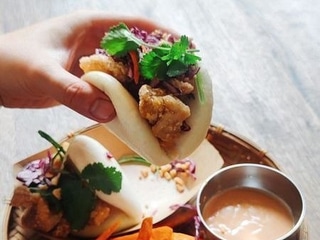 CRISPY CHICKEN BAO + FRIES + NÁPOJ