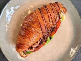 Круасан з томленою яловичиною