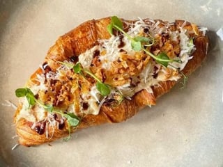 Теплий круасан з грибами у вершковому соусі