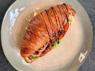 Круасан з томленою яловичиною