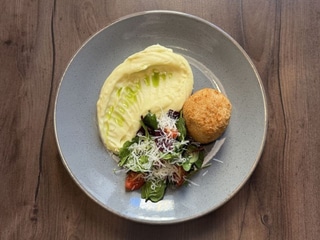 Картопляне пюре з курячою котлетою