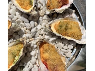 Crispy oysters on hollandaise and garlic sauces (6 pcs))