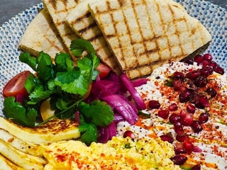 Grillezett halloumi sajt krémes hummuszal, buggyantott tojással és pita kenyérrel 