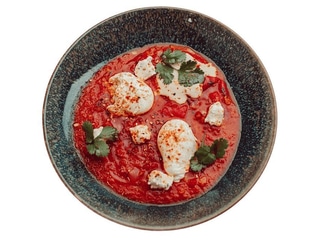 Shakshuka buggyantott tojással, fetával, hummusszal, friss korianderrel és pitával
