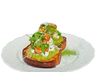 Brioche toast guacamoléval, pirított garnélával, rukkolával és parmezánnal