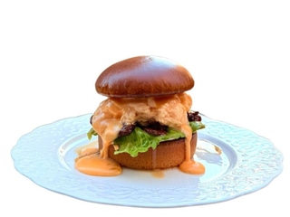 Egg Drop Sandwich. Brioche buci, bulgogi marhahús, rántotta, savanyított uborka és sajtszósz