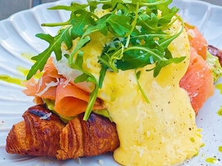 Avokádós croast ropogós croissanton buggyantott tojással, avokádó guacamole-val, füstölt lazaccal, hollandi mártással körítve