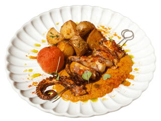 Grillezett polip és Ibérico lardo nyársak salsa rojával, sült paradicsommal és újburgonyávalм