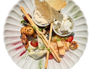 Sajtválogatás: Marinált feta, parmezán, házilag füstölt kecskesajt pisztácia morzsában, szarvasgombás ricotta, gorgonzola. Friss erdei gyümölcsökkel, dióval és grissinivel tálalva