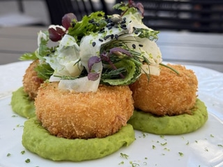 Crunchy fish cakes, green peas puree and summer salad