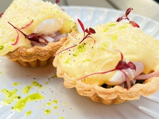 Egg Benedict tartlet párolt spenóttal, sonkával, buggyantott tojással és parmezánnal 