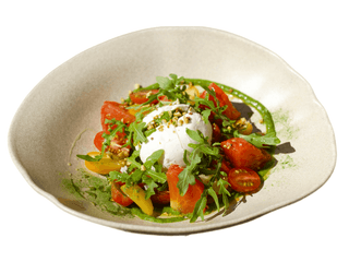 Burrata paradicsomsalátával és bazsalikomos öntettel