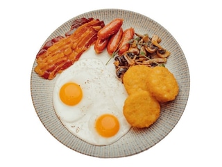 Tükörtojás (2db), bacon, grillezett kolbász, pirított gomba és röszti