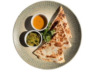 Quesadilla BBQ pulled porkkal, pirított zöldségekkel és cheddar sajttal. Guacamoléval és fokhagymás szósszal tálalva