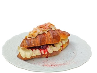 Krém pâtissière meggyes croissant-nal, mandulával megszórva
