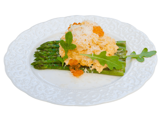 Grillezett spárga lazacos rántottával, parmezánnal és kovászos kenyérrel