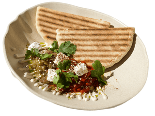 Sült padlizsán és édes paprika tahinivel, fetával és zöldfűszeres olajjal. Grillezett pitával tálalva