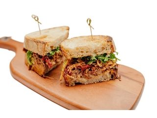 Pulled beef szendvics szarvasgombás aiolival, rukkolával, aszalt paradicsommal és ropogós hagymával