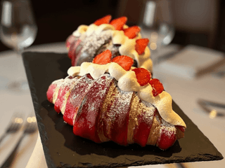 Baravený croissant s ganache z bílé čokolady