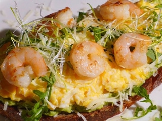 Awokado tost z krewetkami