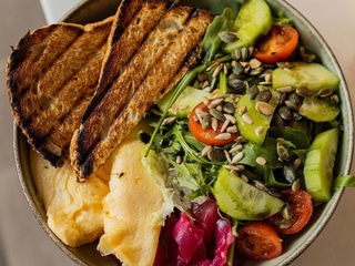 Idealne śniadanie z łososiem