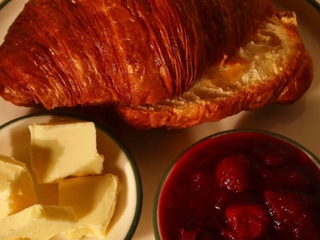 Croissant z konfiturem sezonowym