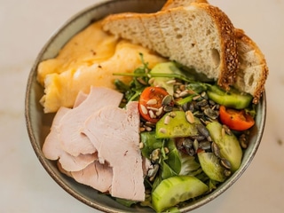 Sniadaniowa baza z indykiem 