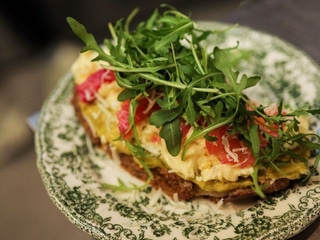 Awokado tost z lososiem 