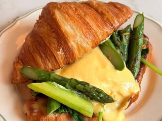 Croissant Benedict z szparagami 