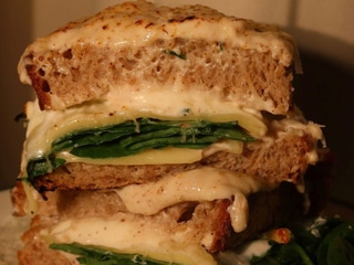 Tost z szpinakiem i mozarellą 