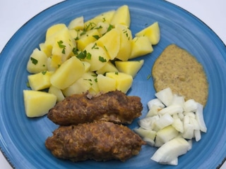 Menu 1 – 150g Bravčové čevapčiči, 200g varené zemiaky, horčica, cibuľa  1.3.7.                                                   