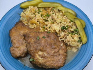 Menu 2 – 150g Budapeštiansky rezeň, 180g slovenská ryža, kyslá uhorka  1.3.7.                                     