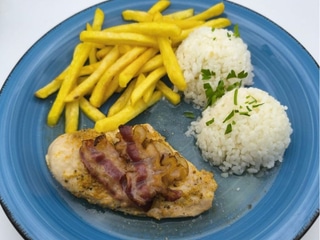 Menu 3 – 150g Kurací steak so slaninkovým chipsom, 200g dusená ryža/hranolky  1.7.                                                                                                     