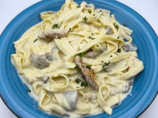 ŠPECI PONUKA – 350g Tagliatelle CUCABAMBA s kuracím mäsom a syrovou omáčkou  1.3.7.                                                                          