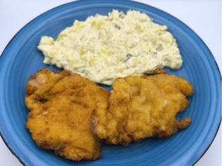 Menu 5 – 200g Vyprážaný bravčový alebo kurací rezeň, 200g domáci zemiakový šalát  1.3.7.                                                                                  