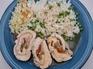 Menu 4 – 150g Prírodná kuracia roláda plnená šunkou, syrom, kápiou a uhorkou, 180g hrášková ryža, zel. obloha  1.7.        