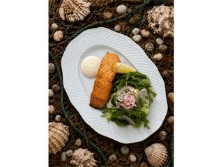 Filet z łososia z wiosenną zieleniną, marynowaną czerwoną cebulką i majonezem cytrynowym