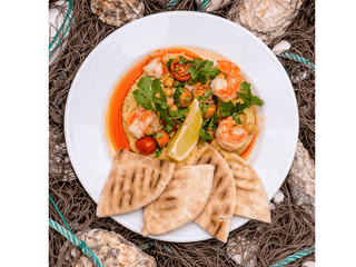 Nasz domowy hummus z krewetkami, pomidorami cherry i pitą