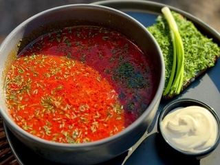 Борщ на яловичині з сальною грінкою, сметаною та зеленою цибулею