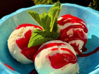 Морозиво з десертним соусом