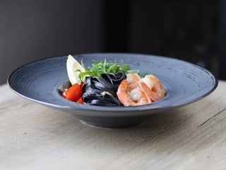 TAGLIATELLE AL NERO DI SEPPIA CON GAMBERETTI