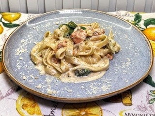 Феттучіні з лососем та броколі