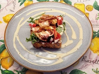 Тост із куркою та беконом