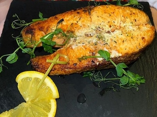 Stake z łososia na grillu