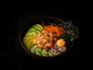 Poke bowl losos