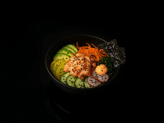 Poke bowl losos
