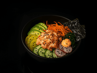 Poke bowl losos