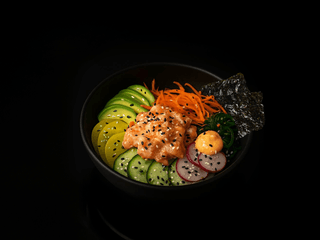 Poke bowl losos