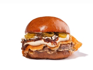 Бургер зі смаженим сиром та трюфельним соусом